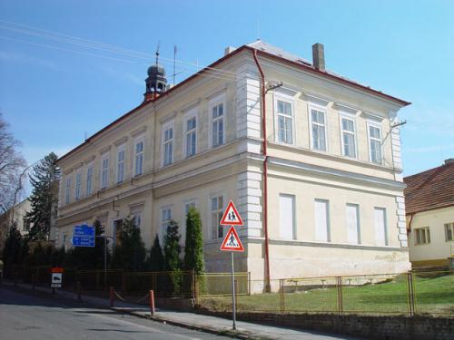 Rok 2000&nbsp;-klasická budova Základní školy v&nbsp;Lišanech vystavěná r. 1884