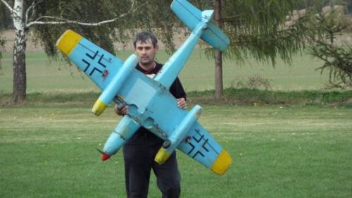Drakiáda v&nbsp;Lišanech, 6.10.2012,
ukázka modelu letadla