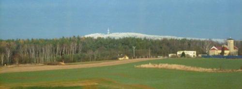 6.12.2016 - bílý kopec Loušín nad&nbsp;krajinou jako první pozdrav zimy